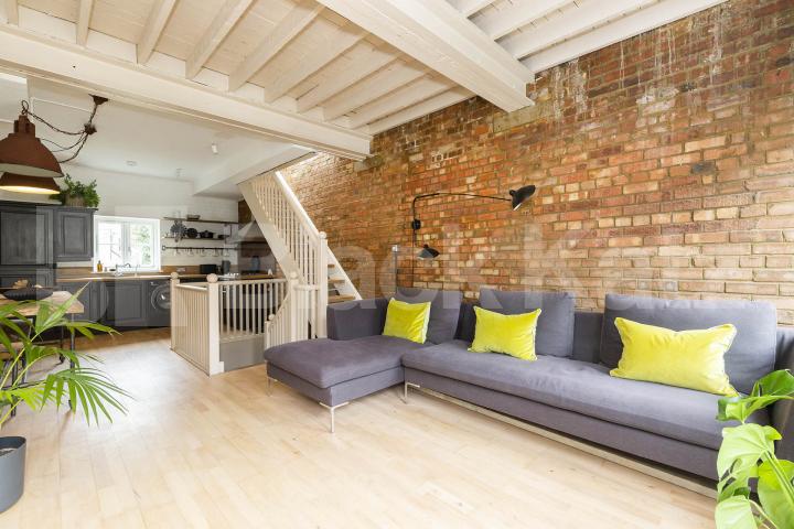 Stunning mid-Terrace house tucked away on a quiet mews Street Marlborough Yard, Archway